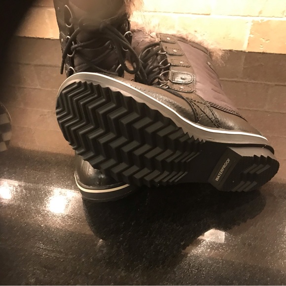 Sorel fur lined winter snow boot, black, practically brand new. Size 8 1/2 - Picture 2 of 2